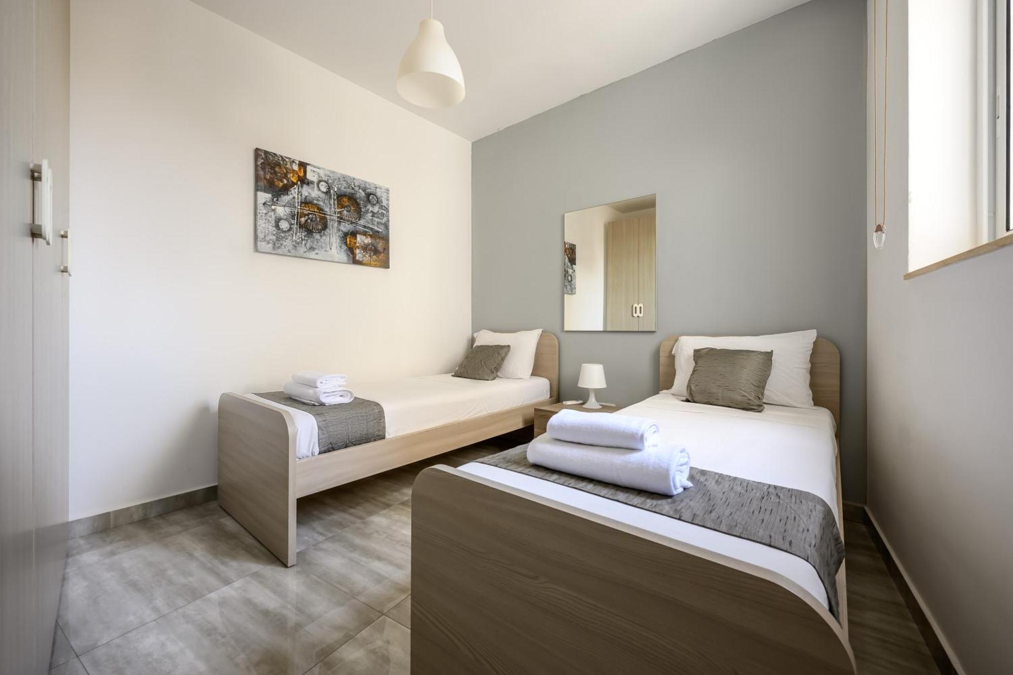 F11 Room 2, Private Room Two Single Beds Shared Bathroom In Shared Flat Msida Eksteriør billede
