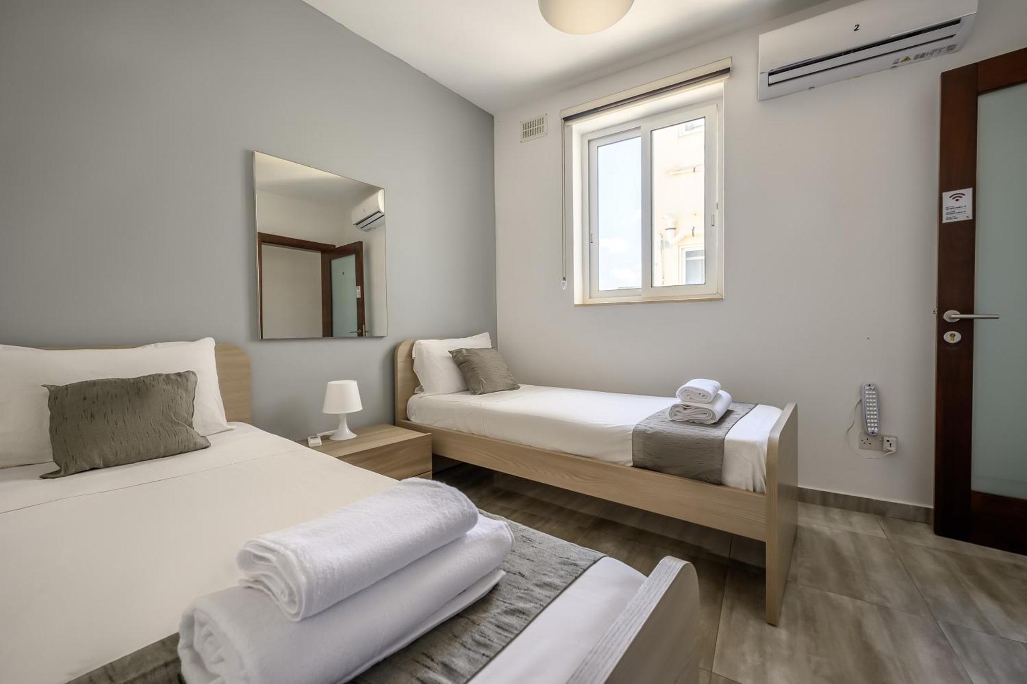 F11 Room 2, Private Room Two Single Beds Shared Bathroom In Shared Flat Msida Eksteriør billede